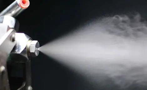 Eine Nebeldüse versprüht Wasser